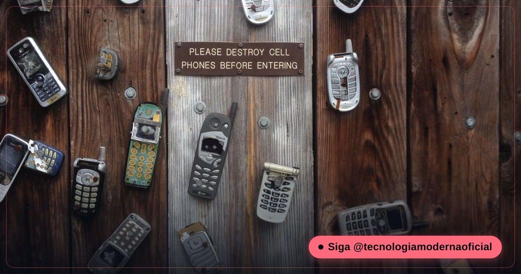 Celular com alerta de segurança na tela