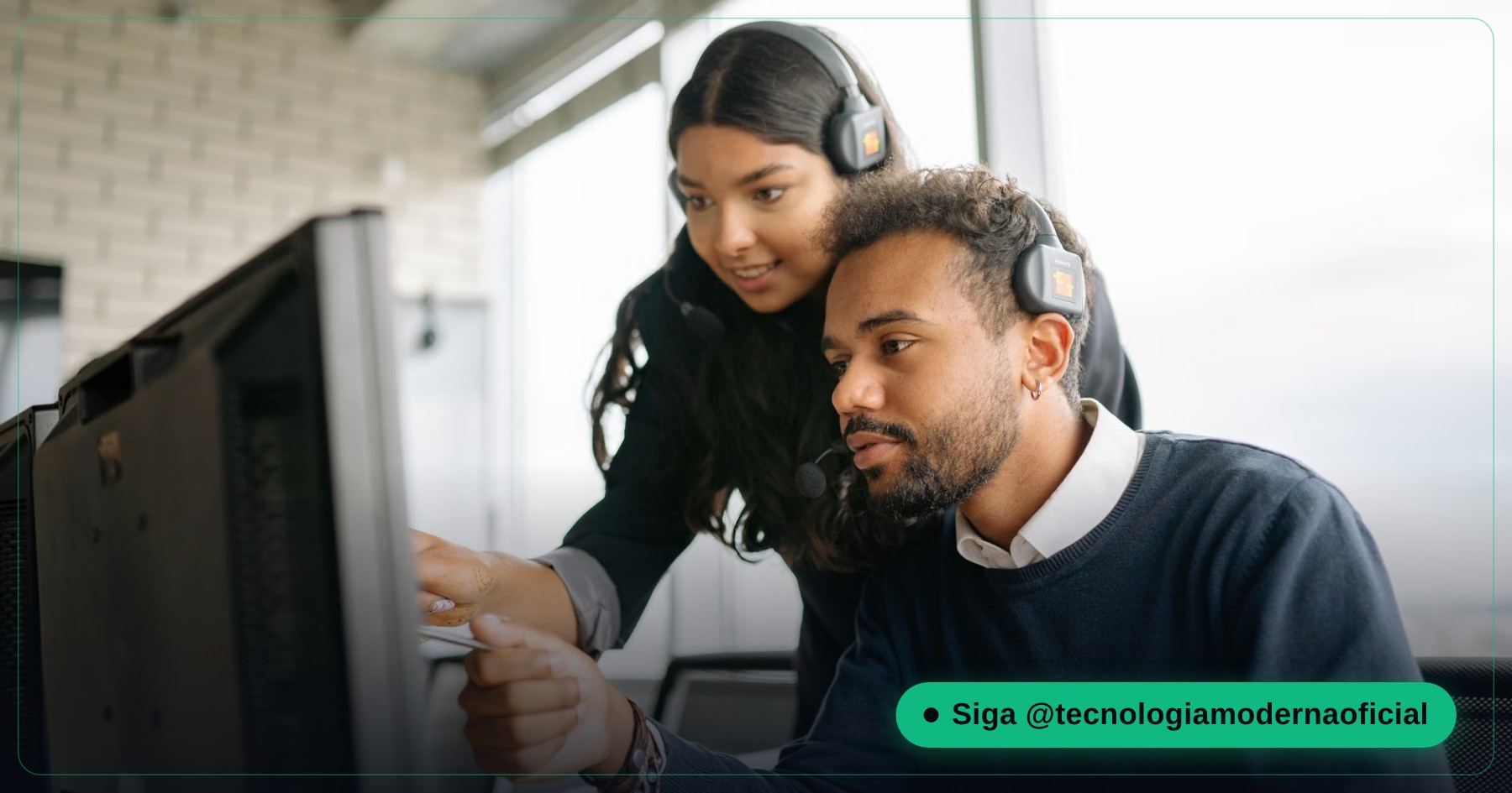 Technicien aidant un client avec son ordinateur