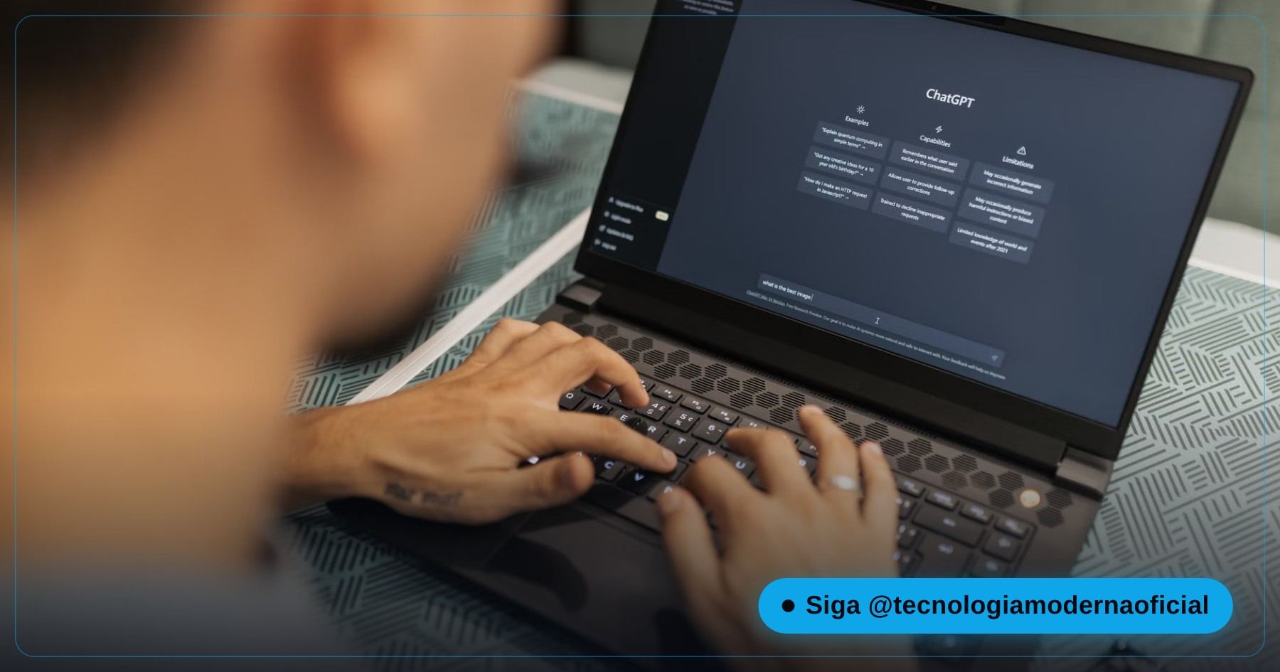 Pessoa digitando uma pergunta para um assistente de IA