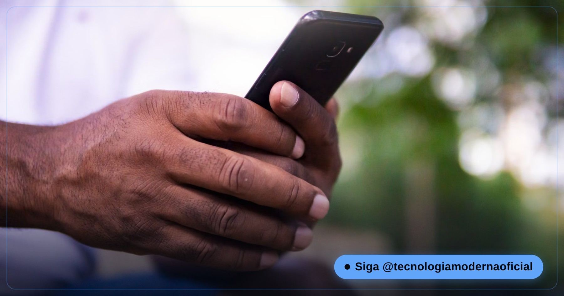 Personne tenant un smartphone Samsung Galaxy