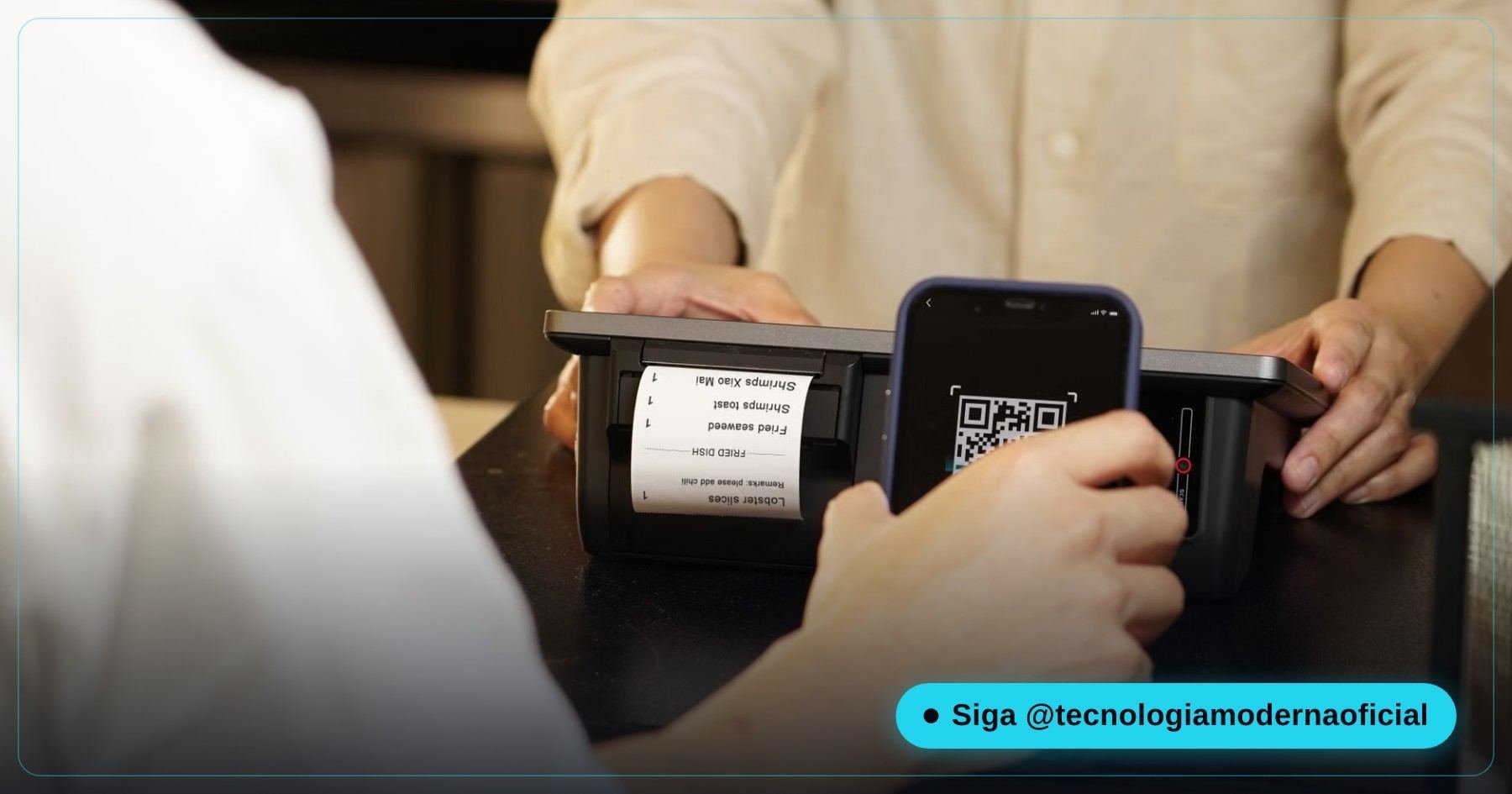 Pessoa pagando com o celular lendo um QR Code