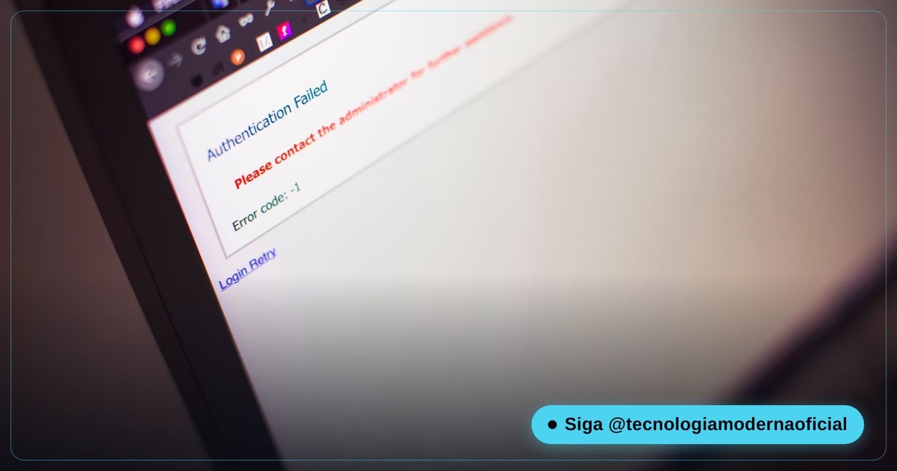 Pessoa diante de um notebook com erro na tela