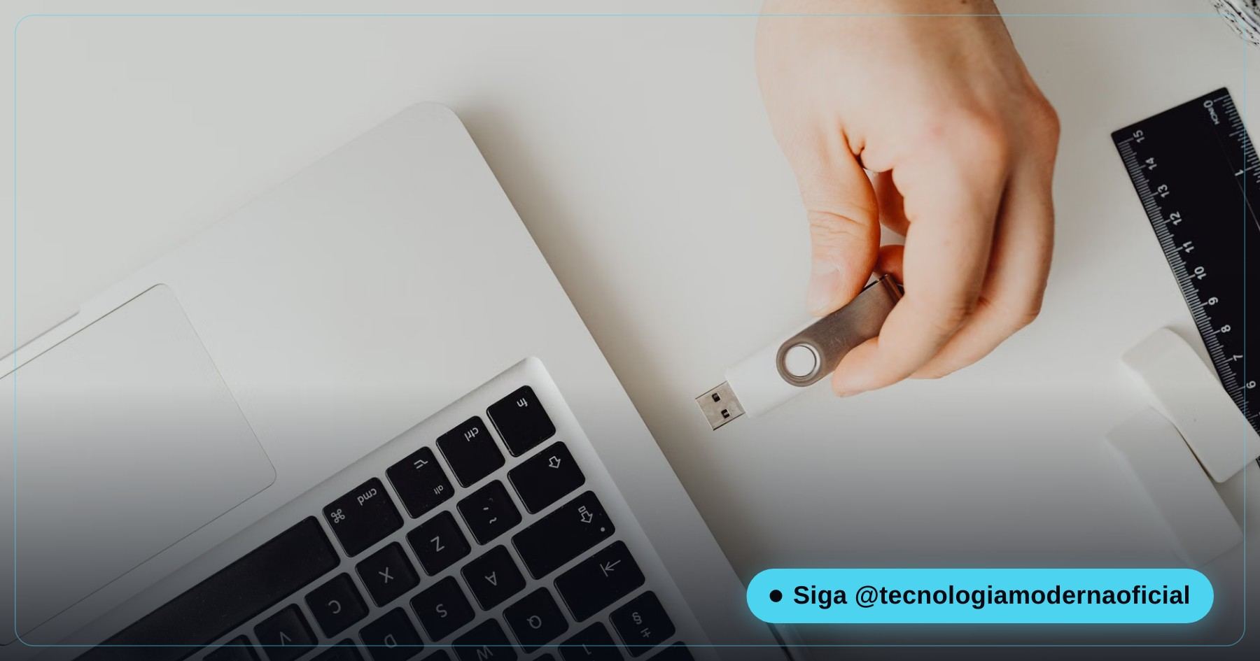 Clé USB branchée sur un portable pour servir de source de réparation