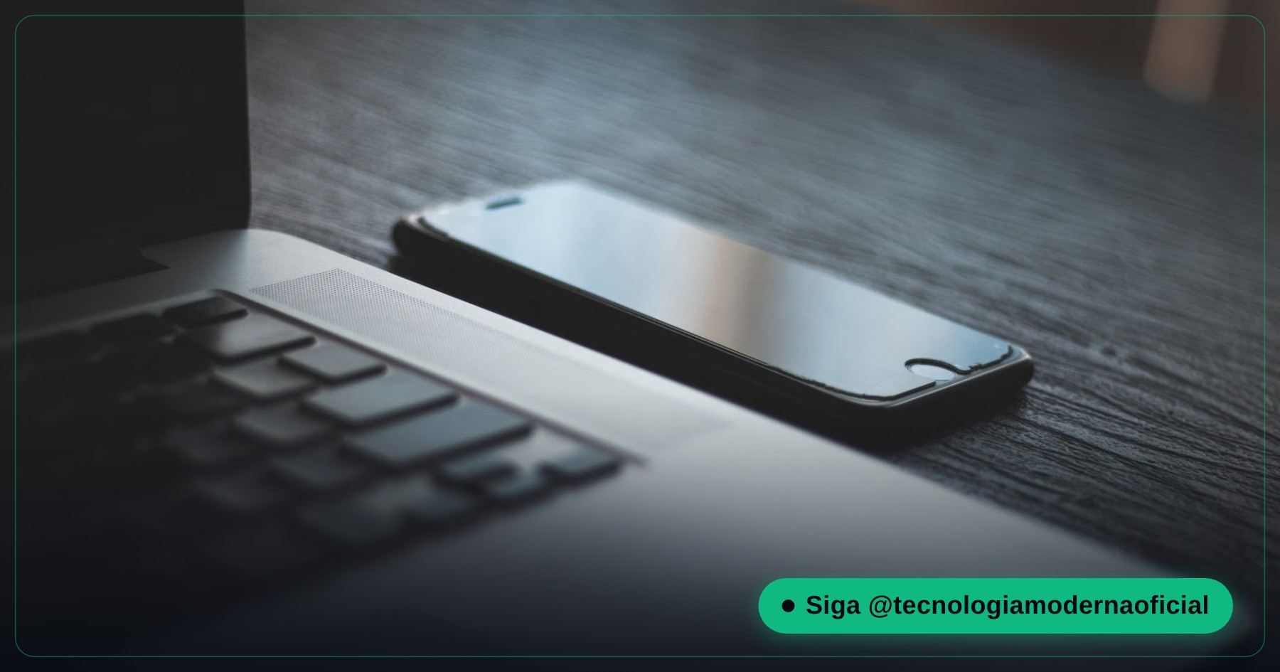 Celular e notebook lado a lado na mesa