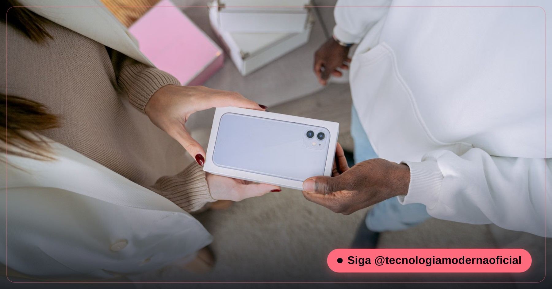 Pessoa abrindo a caixa de um celular novo