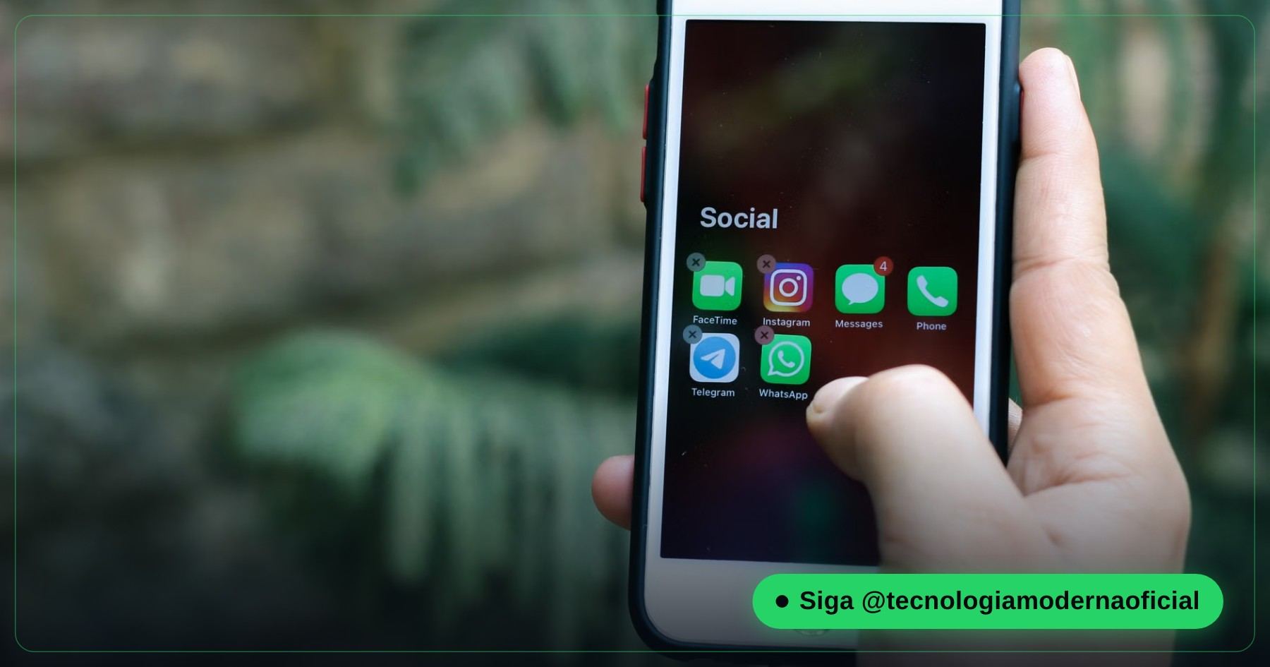 Persona usando WhatsApp en el móvil