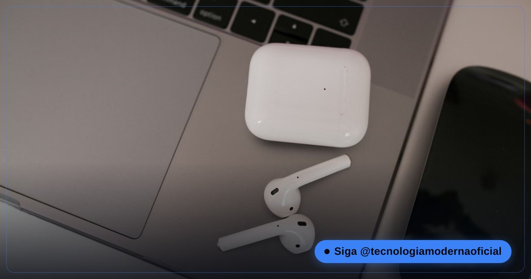 Fone Bluetooth conectado a um notebook