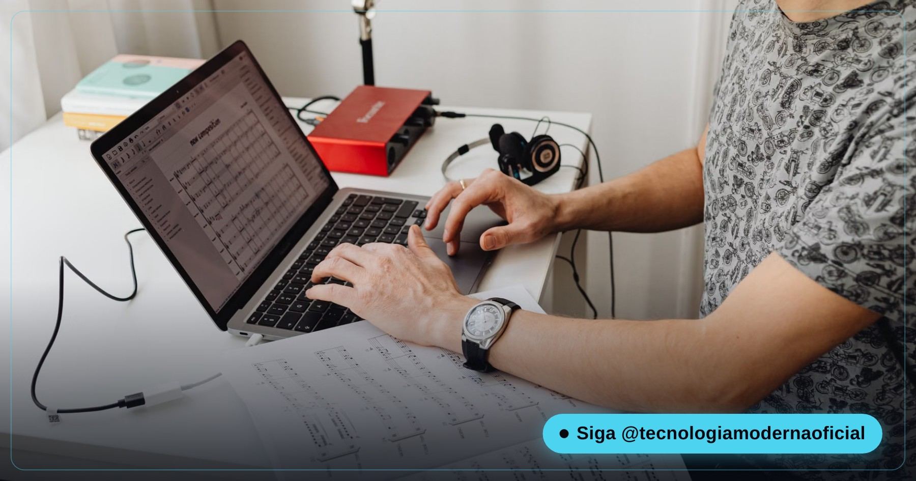 Pessoa usando o notebook para gravar e anotar a tela