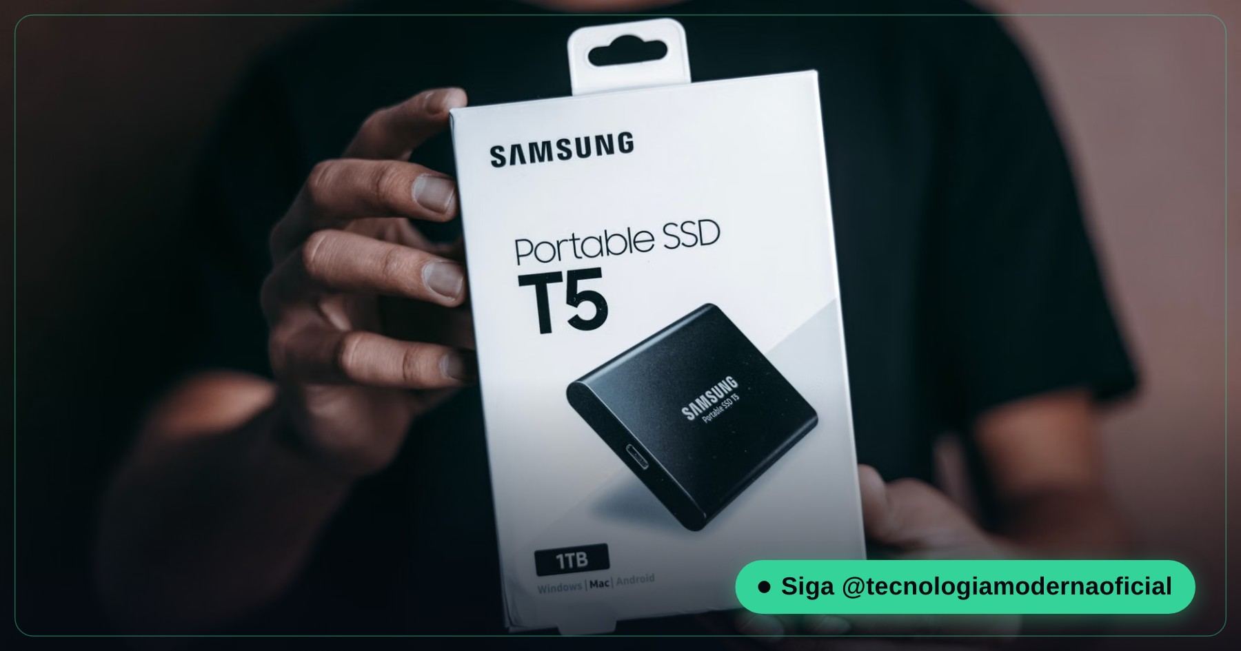 SSD externo pequeno ao lado de um celular