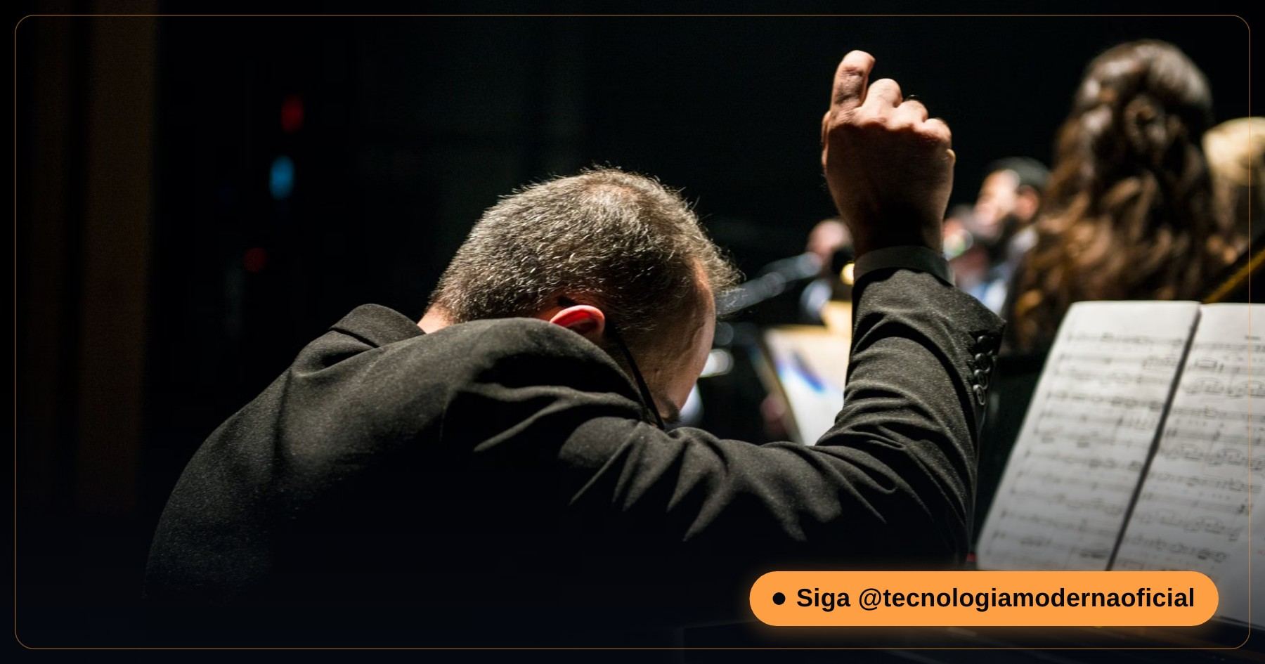 Orquestra tocando em palco iluminado