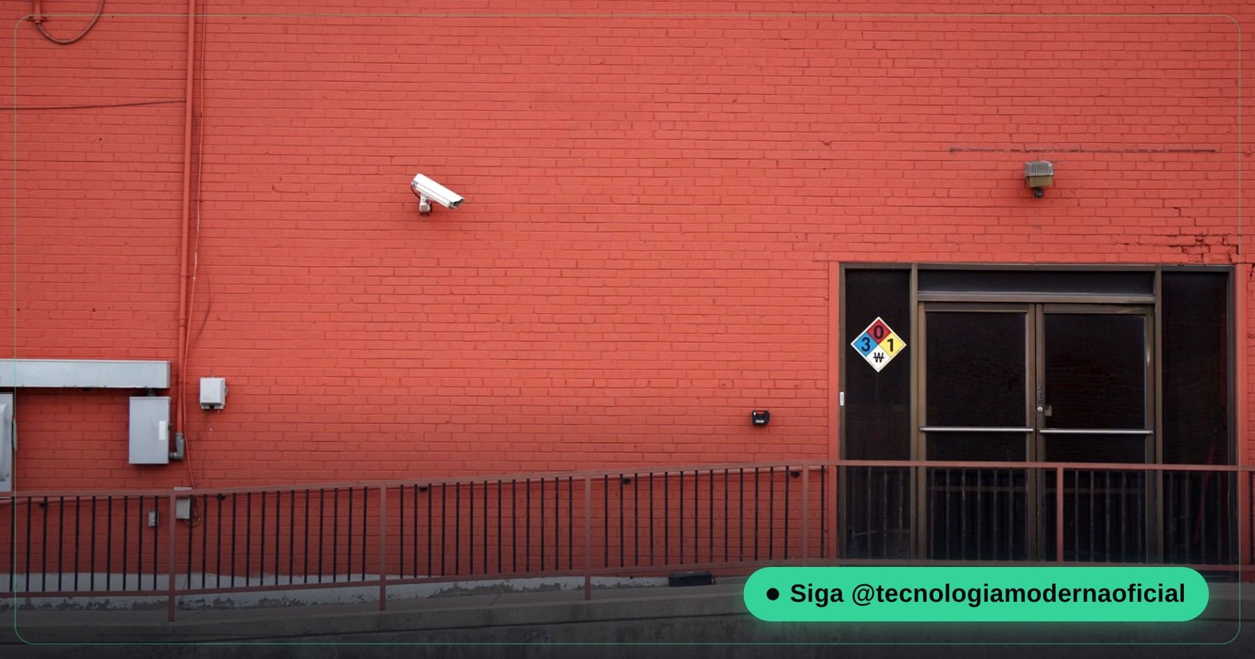 Câmera de segurança externa presa na parede