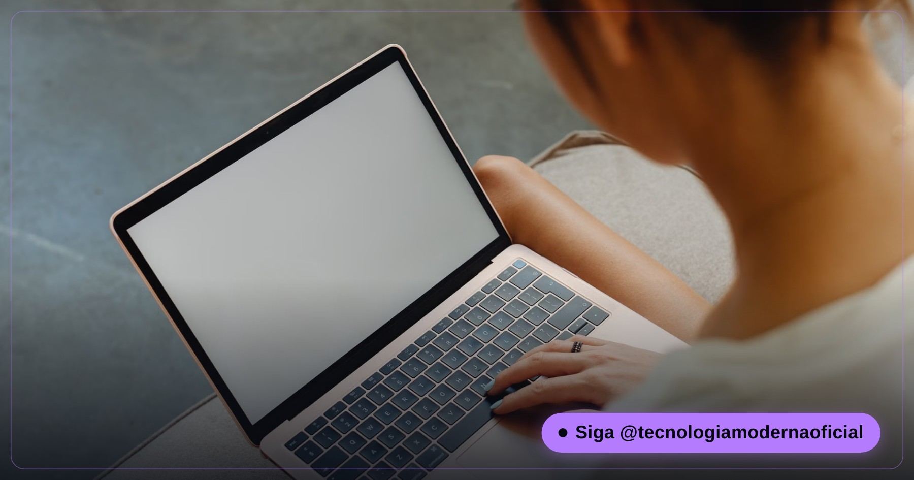 Pessoa curvada olhando para a tela do notebook