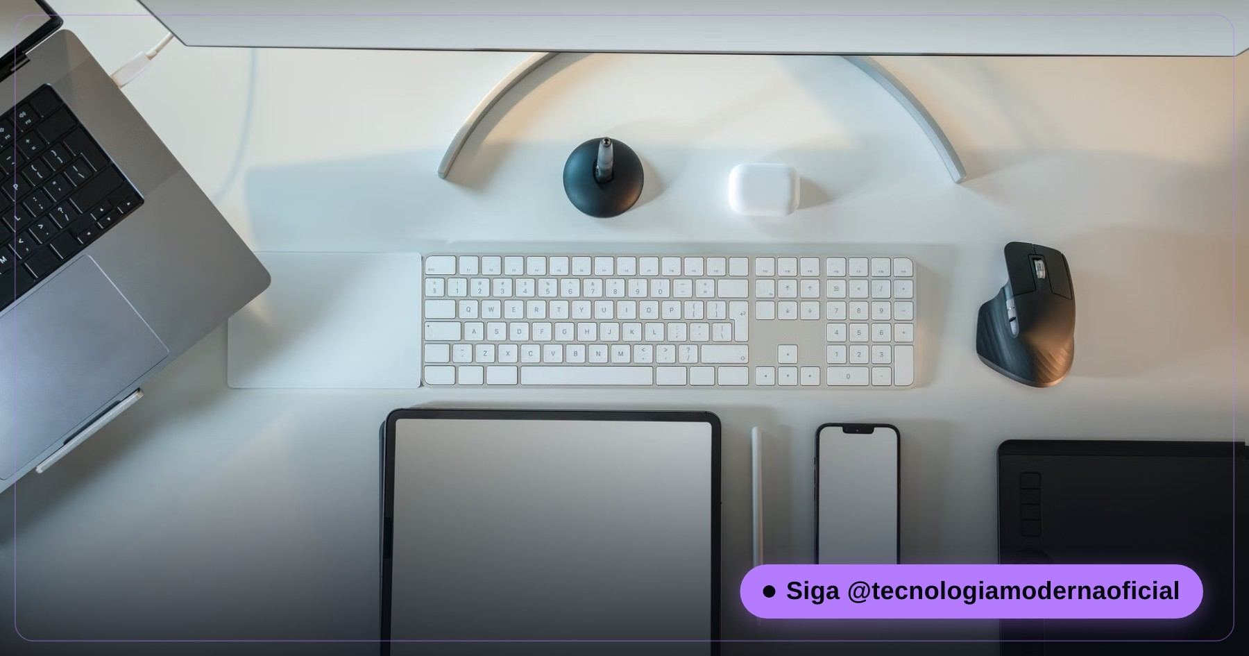 Notebook no suporte com teclado e mouse externos