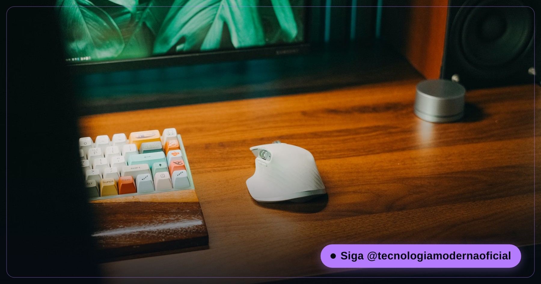 Mouse vertical ergonômico em cima da mesa