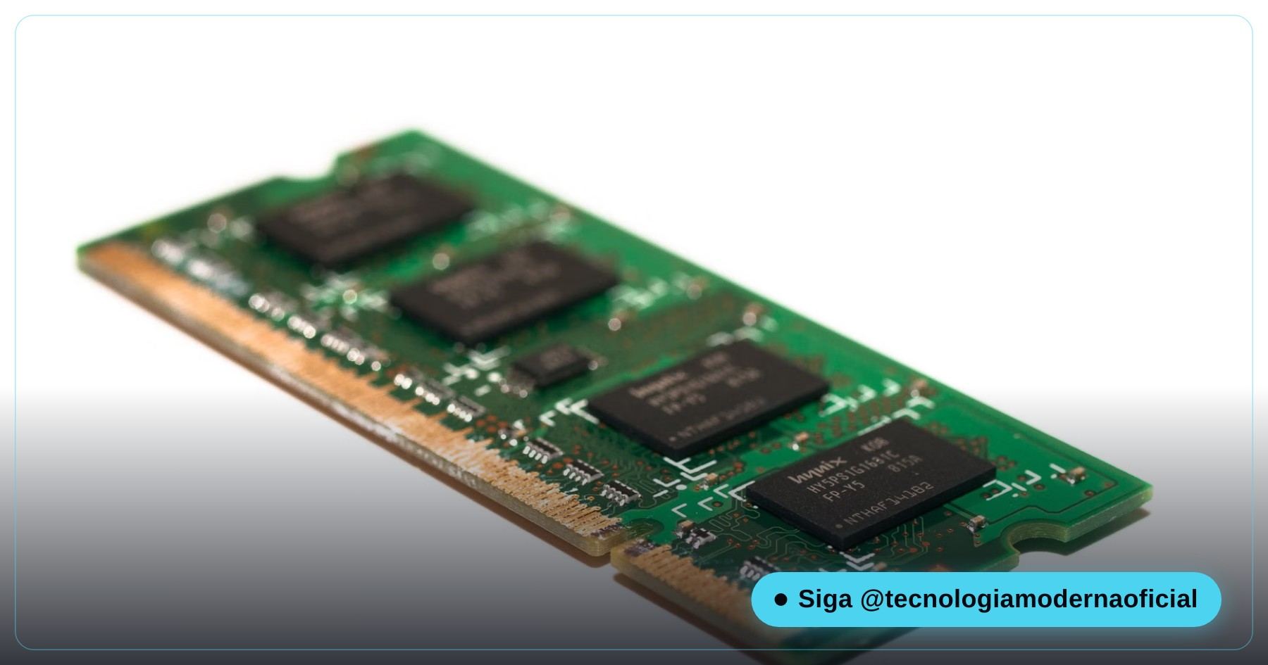 Pente de memória RAM sendo instalado