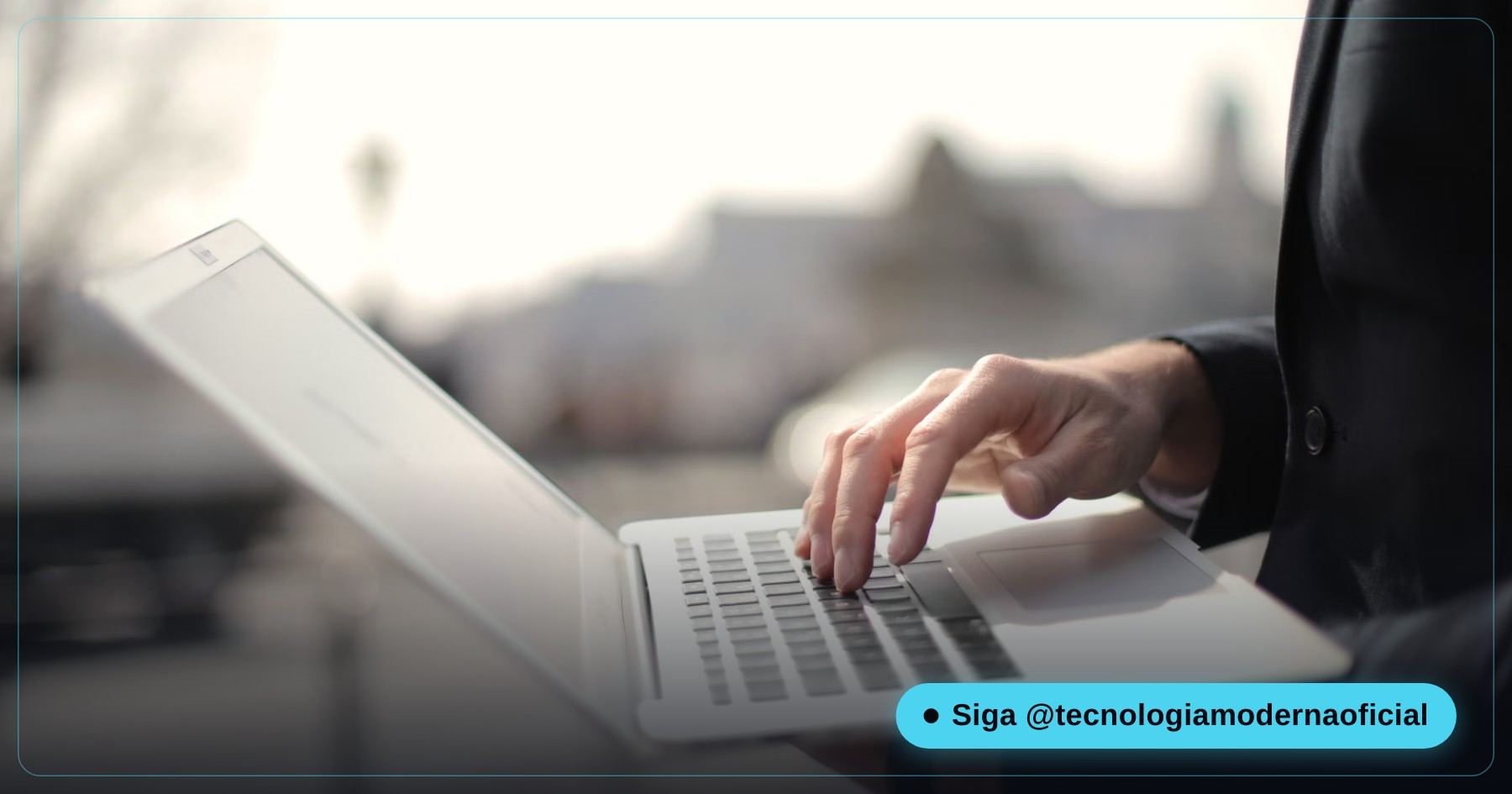 Pessoa digitando comandos no PowerShell do Windows