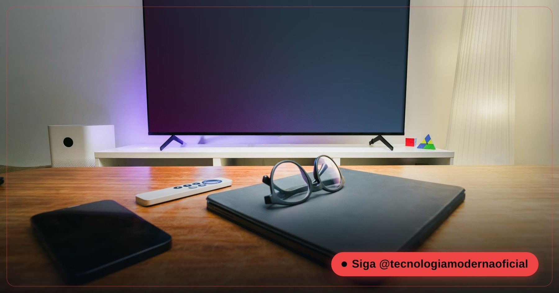 Caixinha de TV ligada a uma televisão