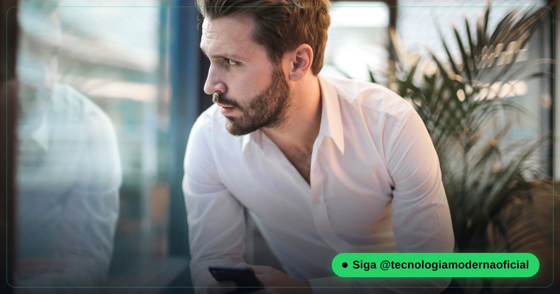 Pessoa preocupada olhando o celular depois de perder o acesso ao WhatsApp