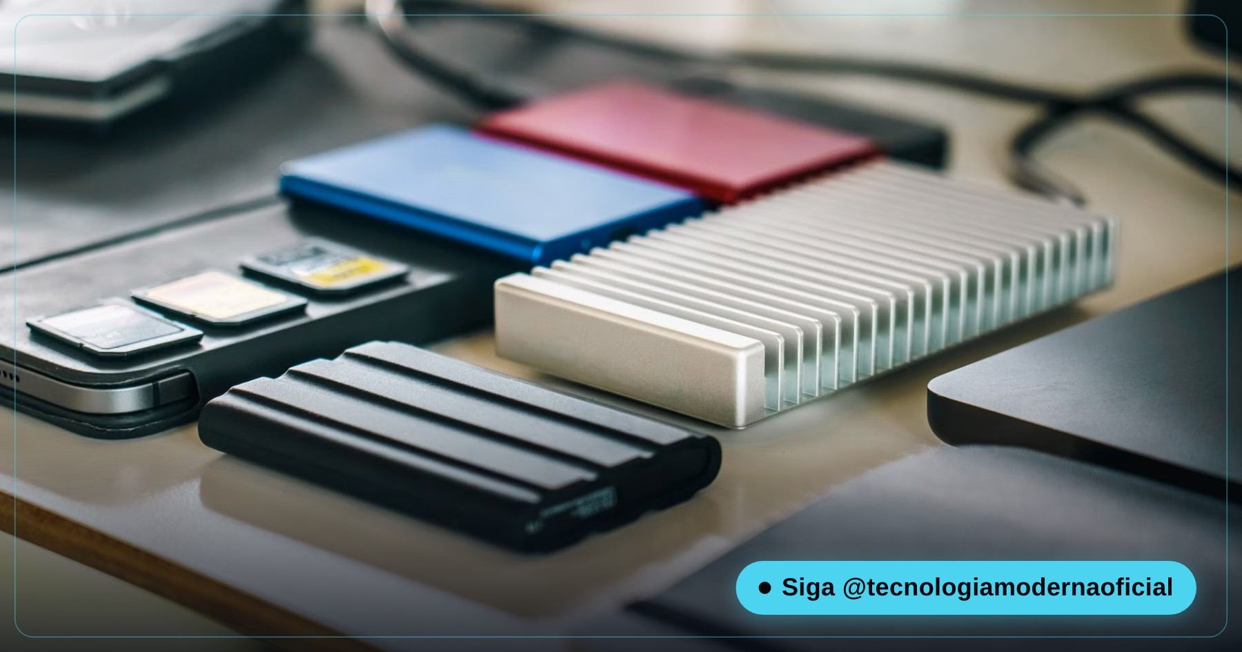 SSD e HD de computador sobre a bancada