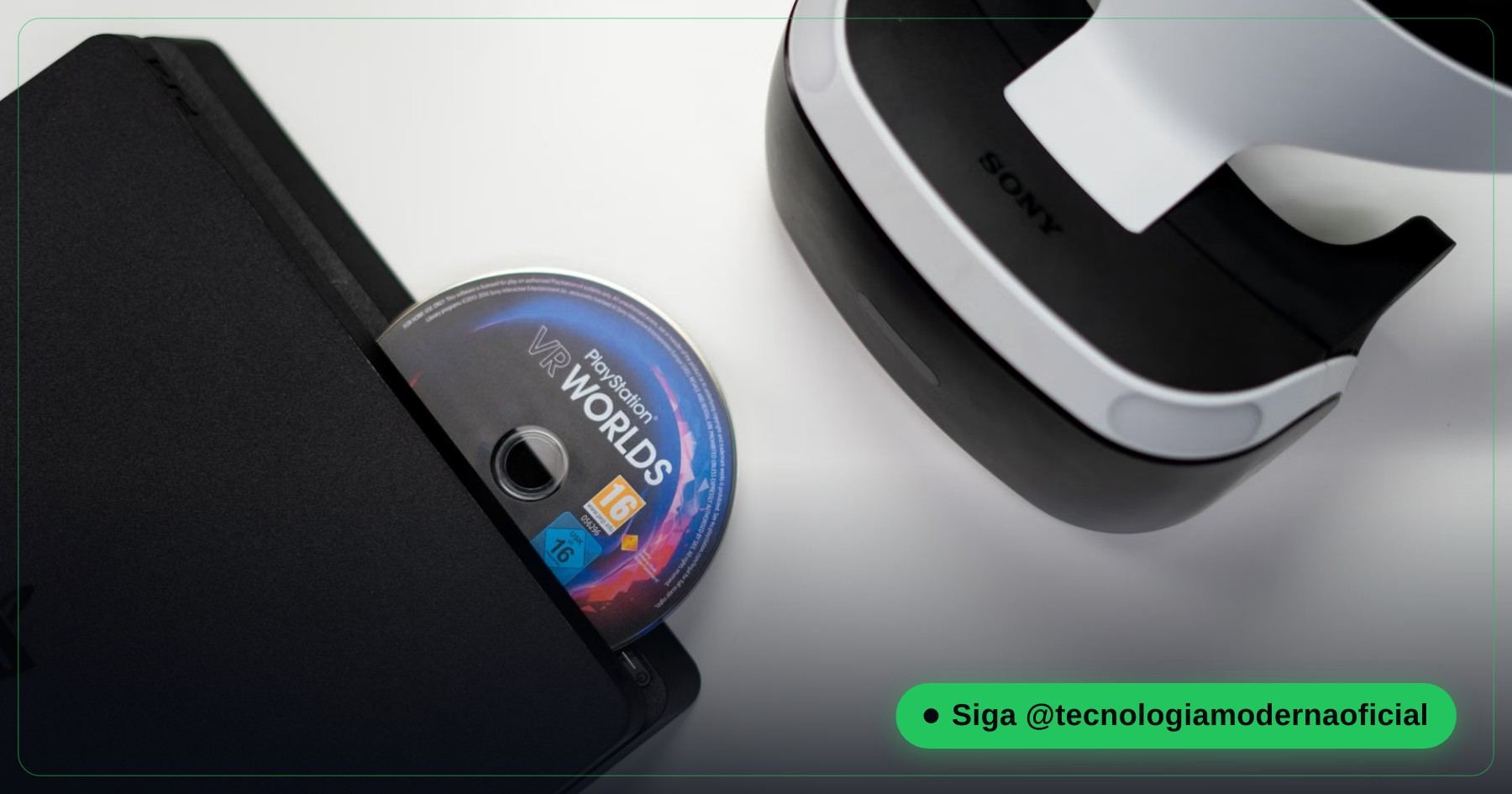 Disco de jogo sendo colocado no console