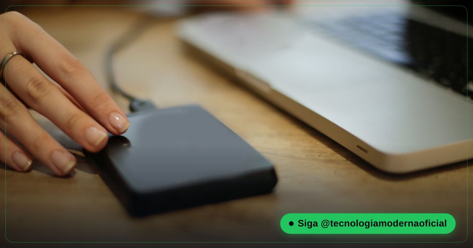 HD externo ao lado de um console de videogame